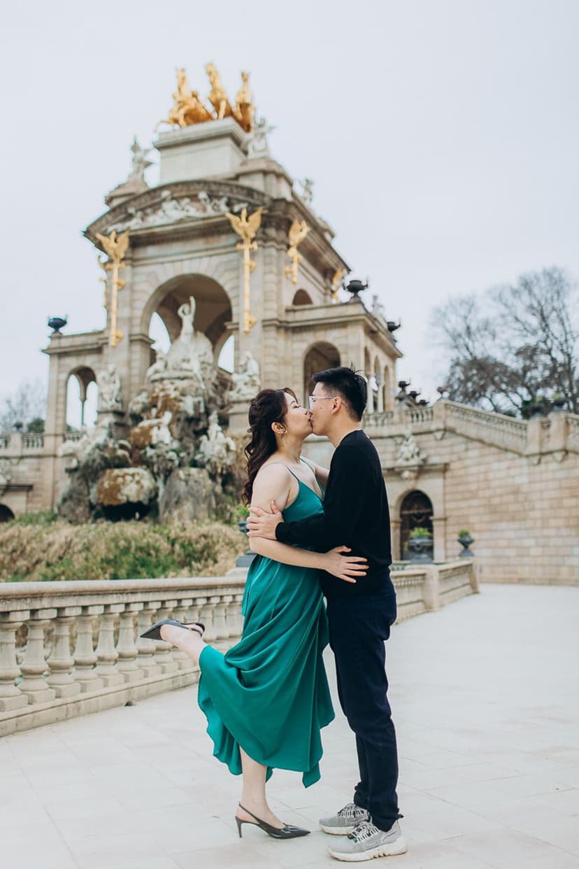 Couple photoshoot at Barcelona landmark