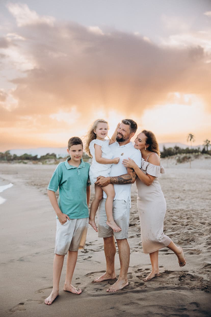 Family photoshoot at the beach in Barcelona