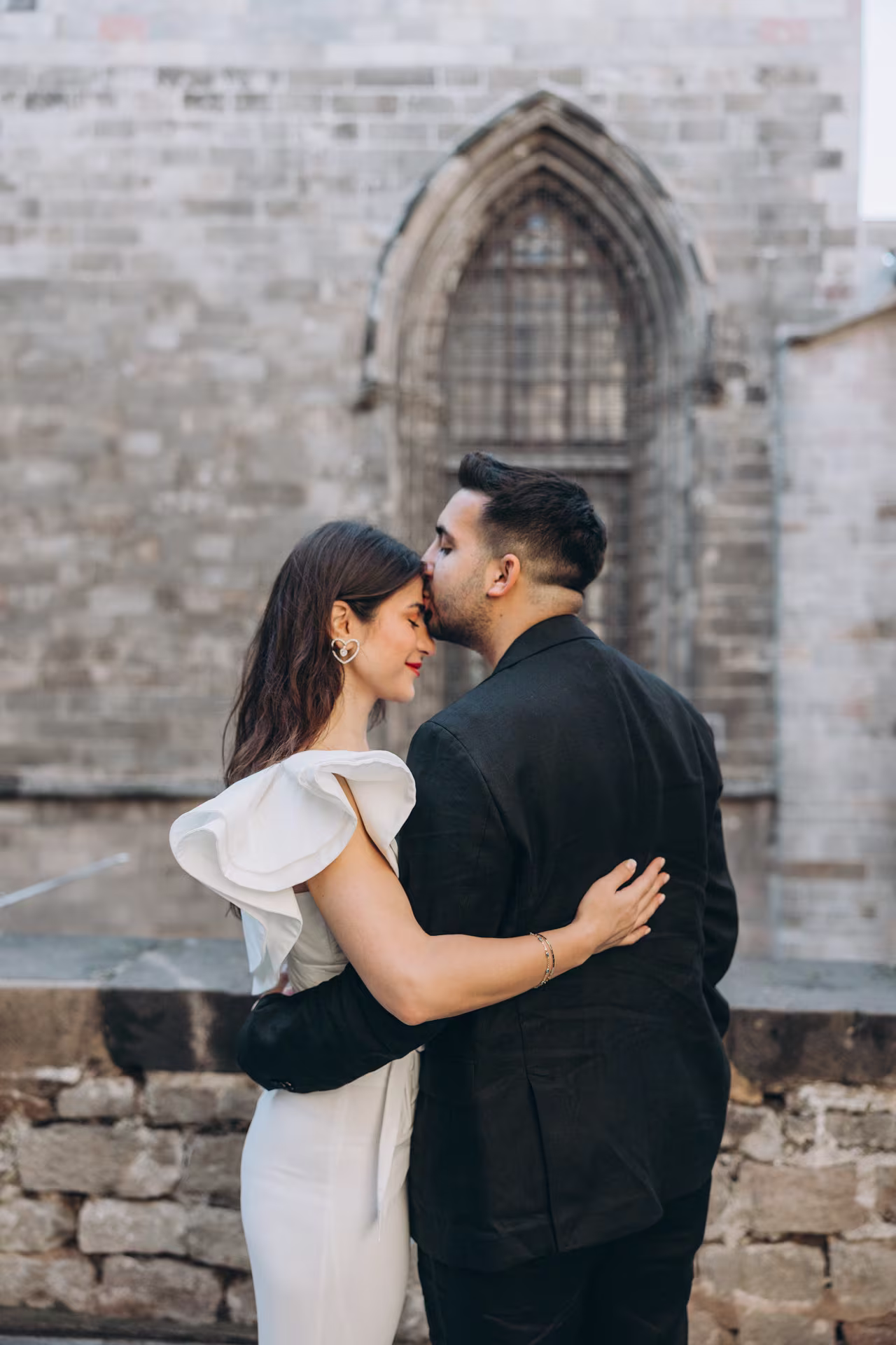 Romantic love story photography in Barcelona - Couple photoshoot at Gothic Quarter, Sagrada Família, and Park Güell